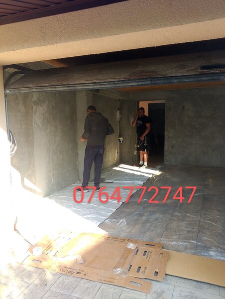 Echipa de meseriasi executa lucrari de constructii