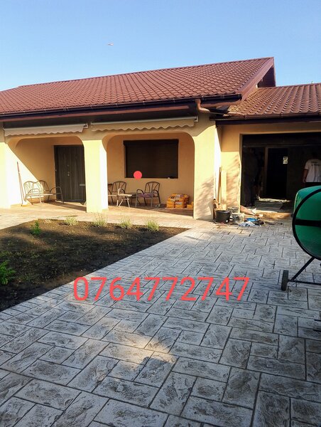 Echipa de meseriasi executa lucrari de constructii