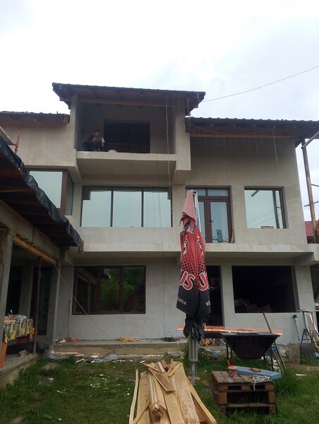 Echipa de meseriasi executa lucrari de constructii